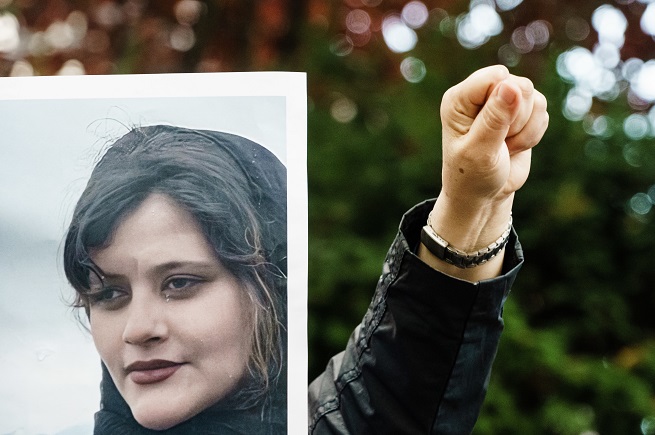 مهسا أميني تجدد الاحتجاجات حول قضية  الحجاب الإلزامي  في إيران