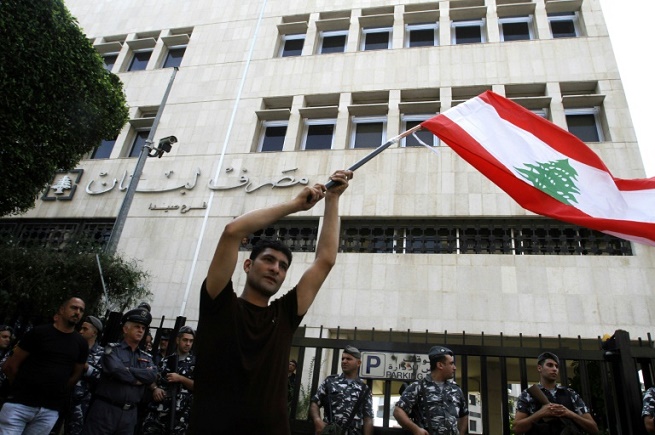 "إفلاس" لبنان.. معضلة توزيع الخسائر المصرفية