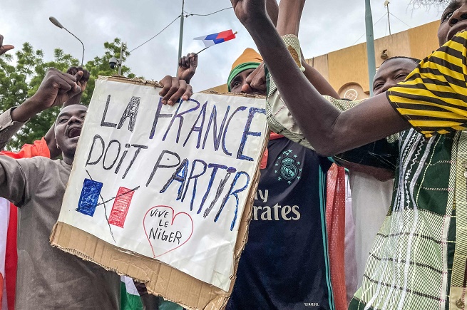 معضلة النيجر: لماذا تخسر فرنسا نفوذها في غرب أفريقيا؟